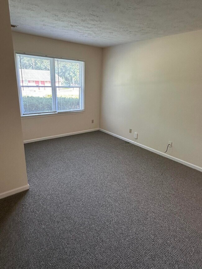 Building Photo - 165 Landings Dr
