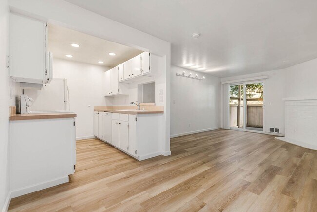 Building Photo - Charming Ground-Floor Condo in Woodinville – 2 Bed, Private Patio, Pool & Fitness Center