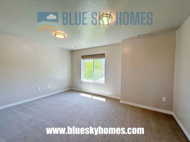 Building Photo - 2572 E Mariposa Dr