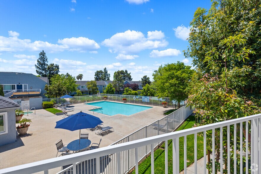 1BR, 1BA - 700SF - Balcony - Mountain View Apartments