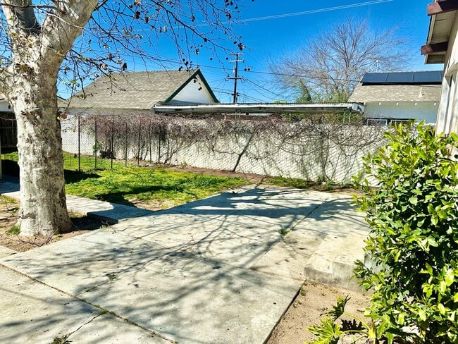 Building Photo - 1257 N Thorne Ave