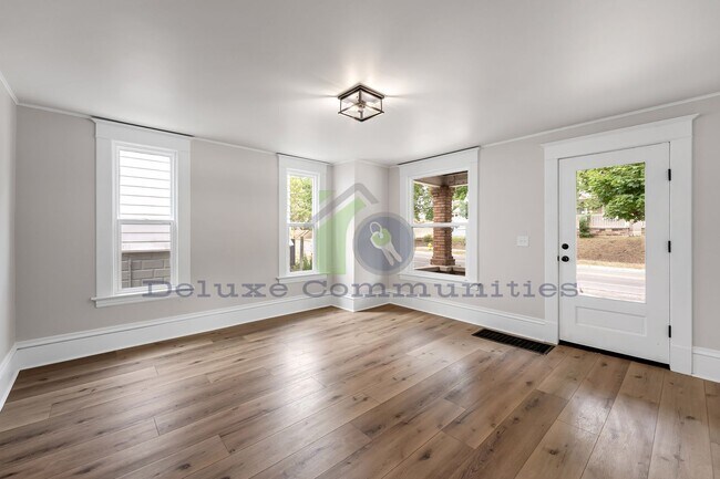 Building Photo - 606 Lafayette Ave NE
