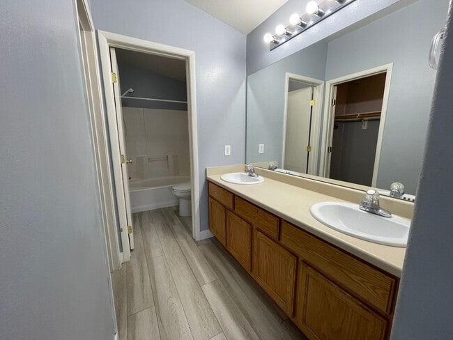 Building Photo - Cute 2 bed 2 bath townhouse with 1 car garage and washer and dryer in unit