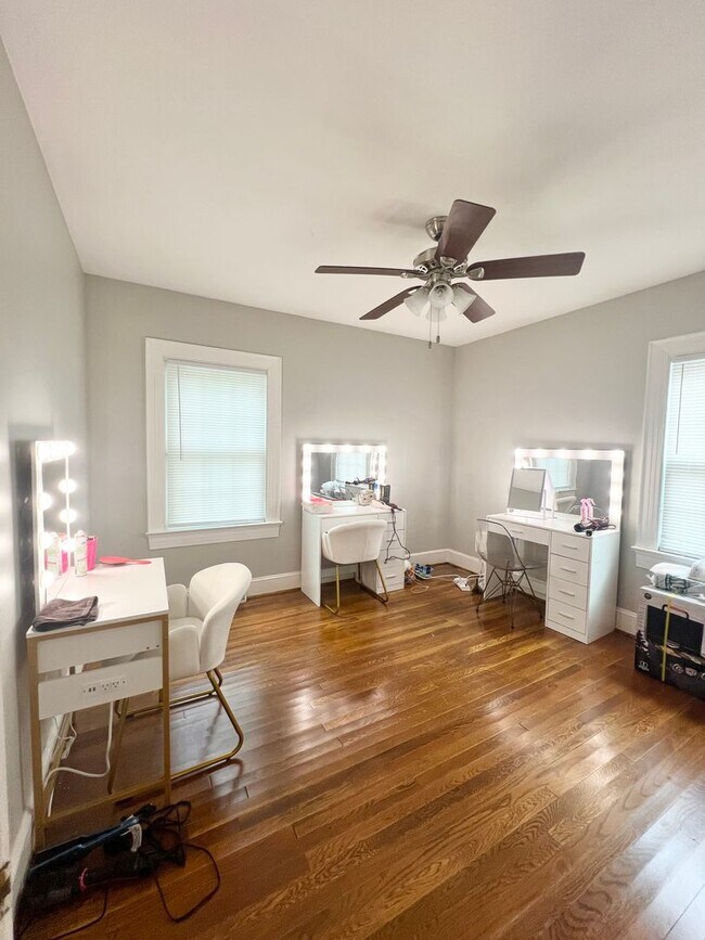Building Photo - 4 bedroom home for 4 or 3 people (one bloc...