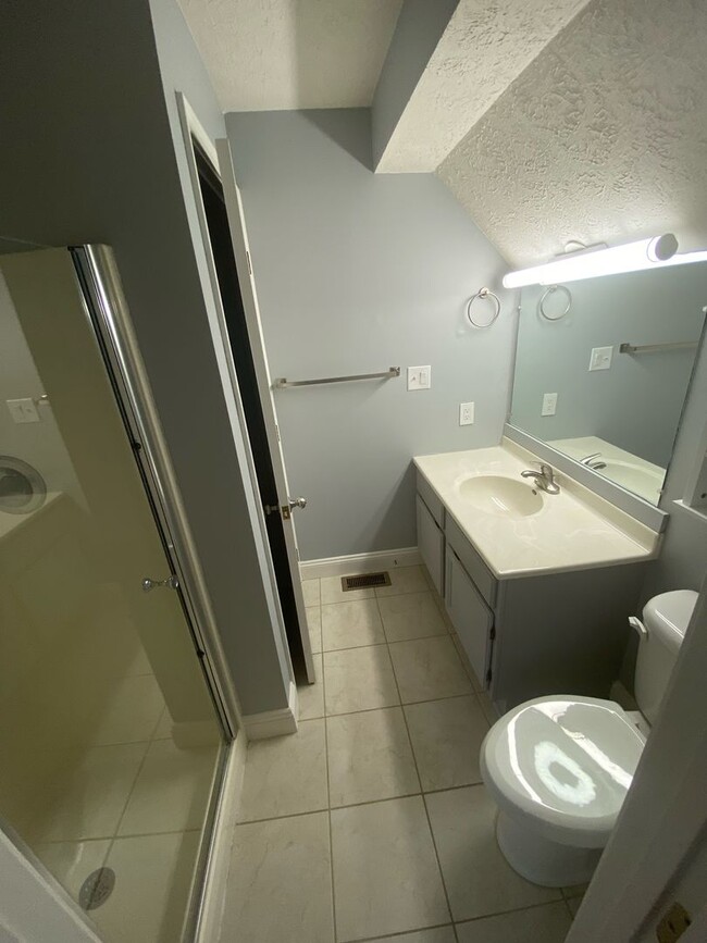 Building Photo - Bloomington 2 Bedroom / 2 Bath Condo - CLO...