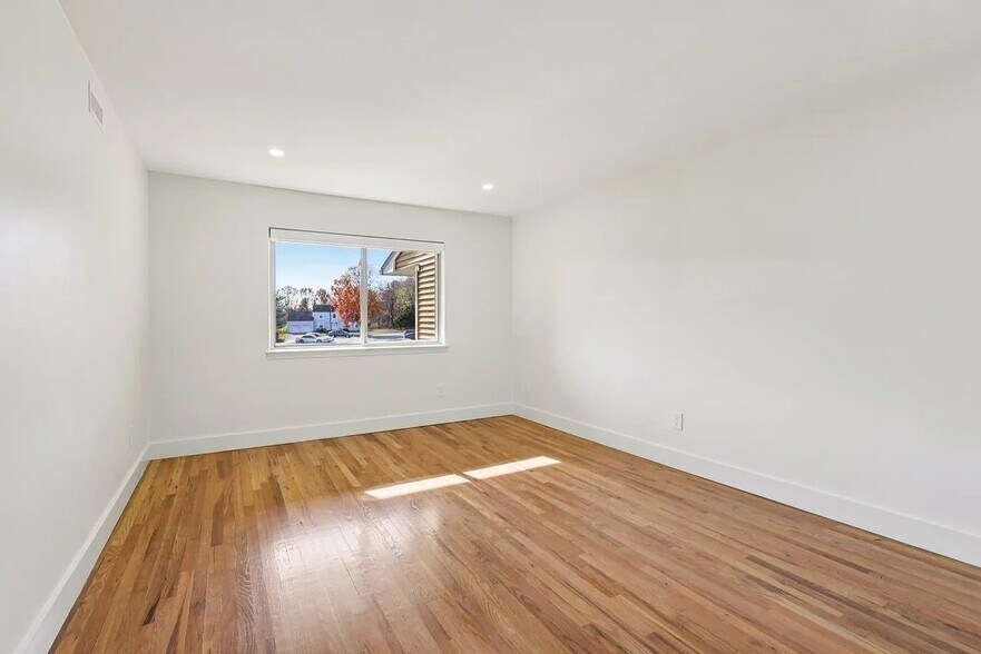 Building Photo - 1200 Bradley Ct