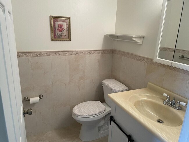 Building Photo - 705 Lori Dr