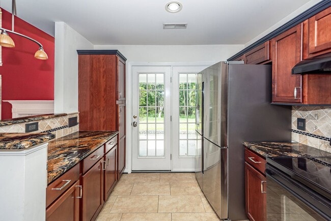 Building Photo - 3 Bedroom 3 Bath Townhome in Persimmon Hil...