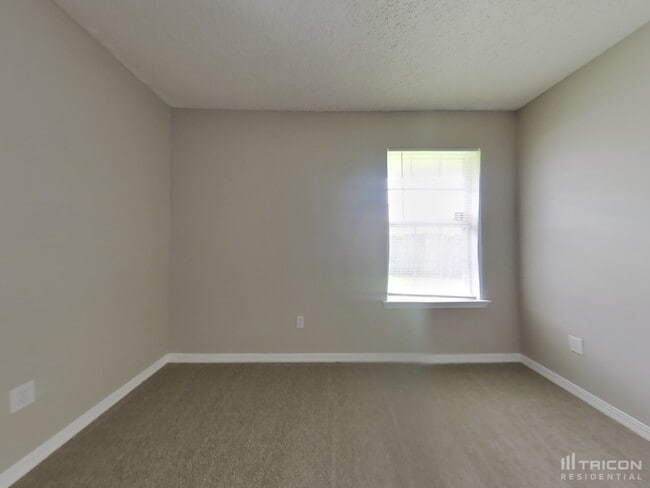 Building Photo - 2727 Fox Creek Dr E