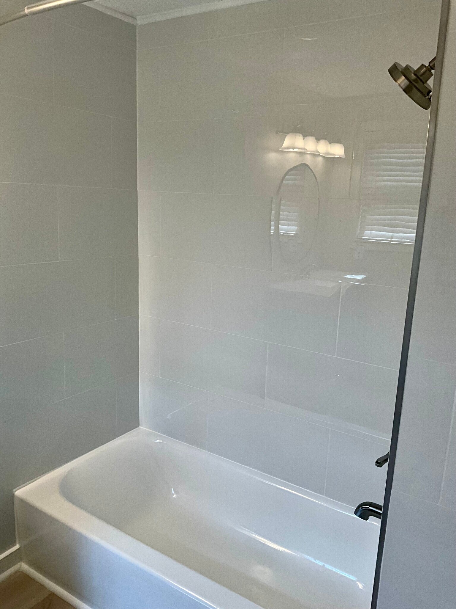 Full Bath - 27796 Reo Rd