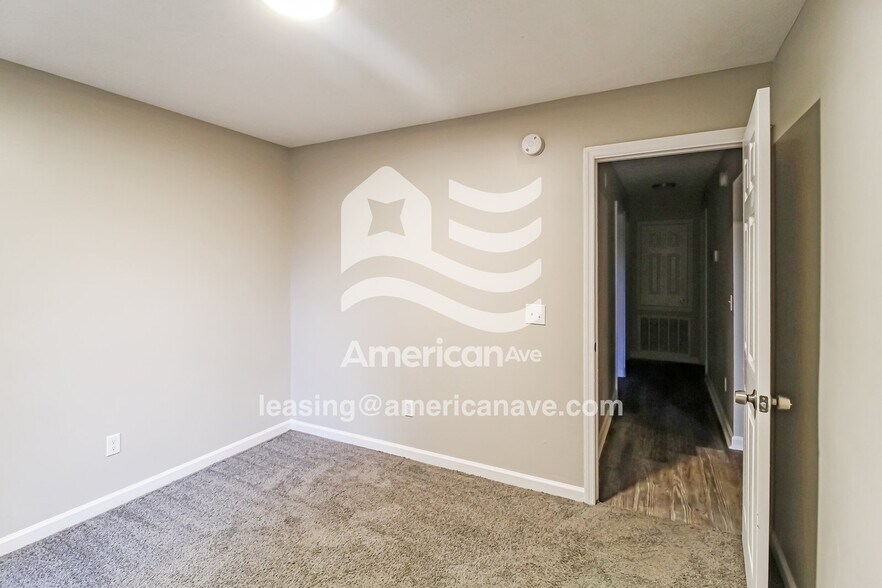 Building Photo - 751 Parkhill Dr