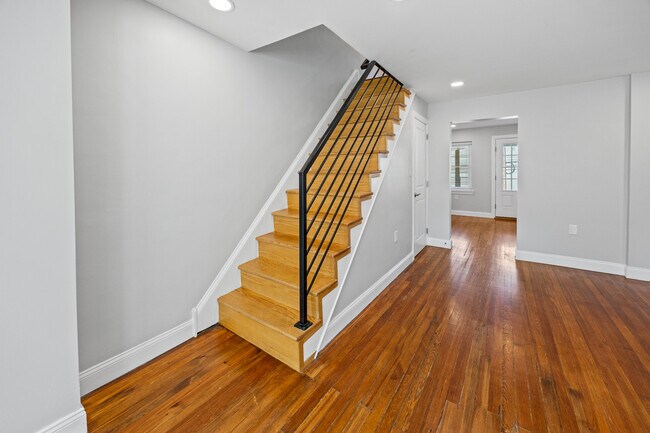 Building Photo - 733 E Elm St