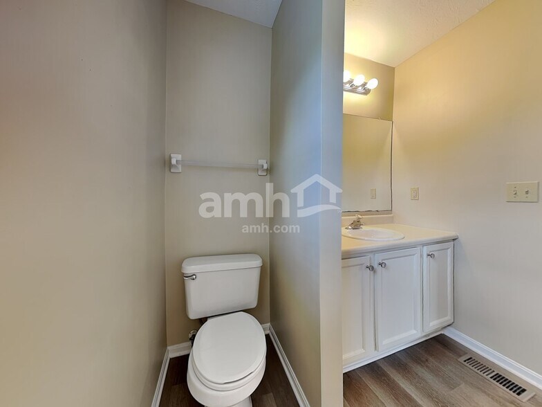 Building Photo - 200 Hedgington Ct