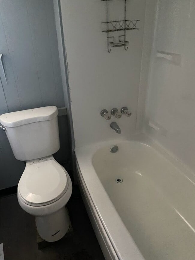 Building Photo - Cozy 1 Bedroom / 2 Bathroom Home in Braddock