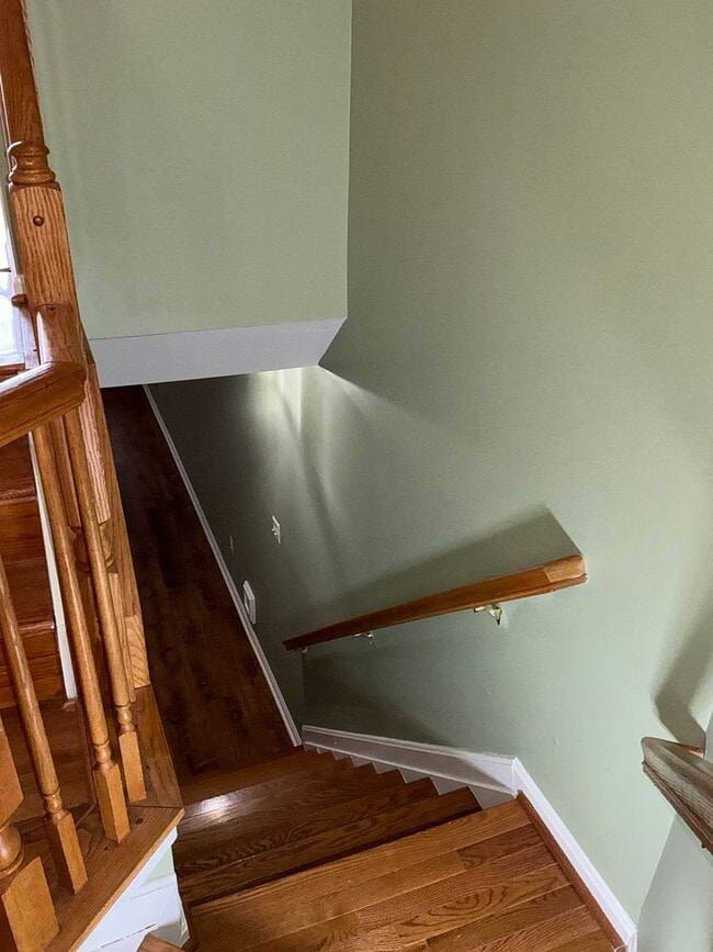 Building Photo - Beautiful 3BR 3.5BA 3 level townhome locat...