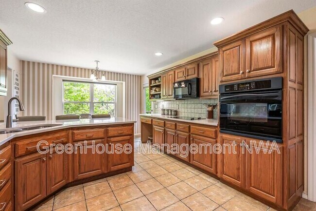 Building Photo - 28 Latshaw Dr