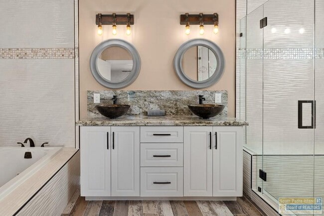 Building Photo - 618 N Shore Dr