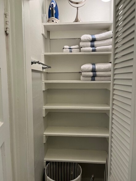 Building Photo - 7022 De Longpre Ave