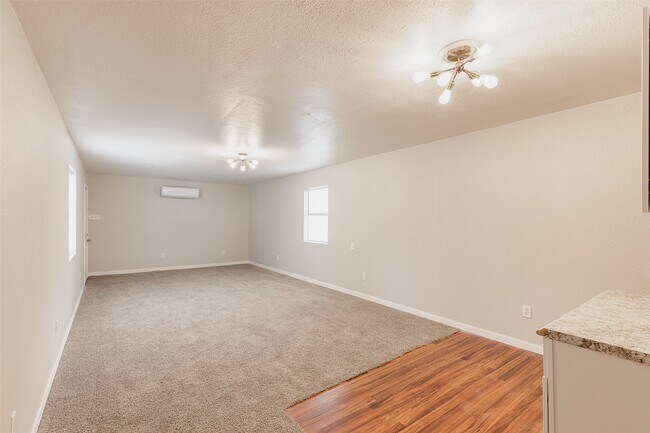 Building Photo - 1520 W Creek Dr