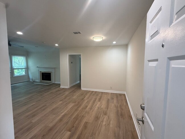 Building Photo - Beautiful Condo in Hillsboro Villlage