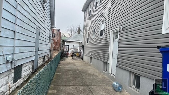 Building Photo - GUT RENOVATED 1 BEDROOM SEMI-BASMENT EAST ...