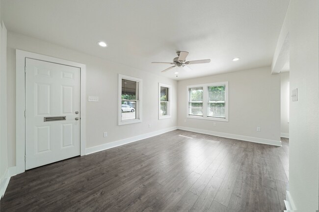 Building Photo - 1627 W Mariposa Dr