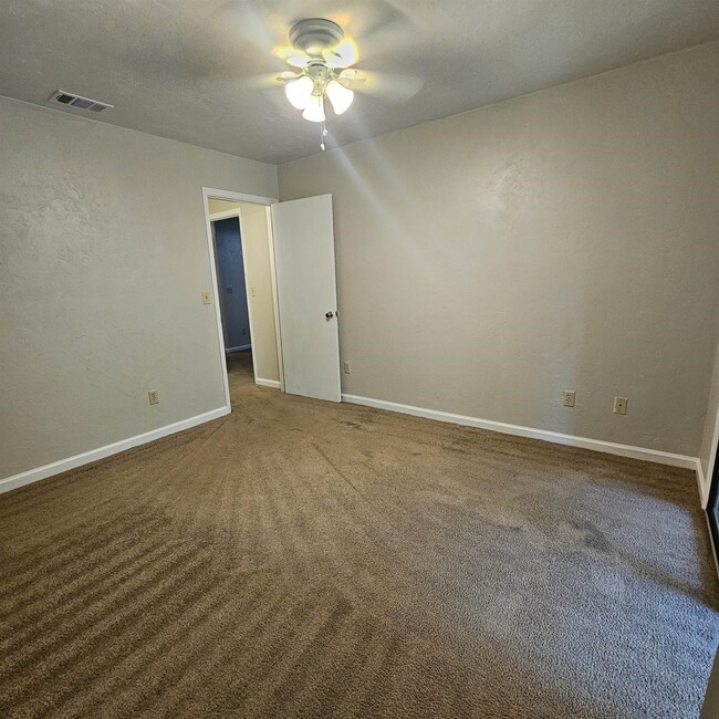 Building Photo - 2927 Woodrich Dr