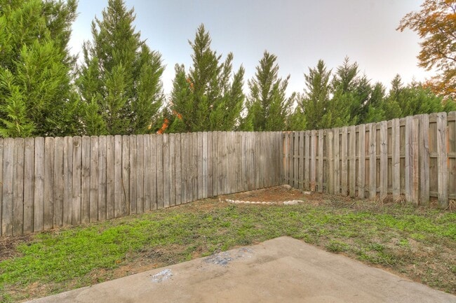 Building Photo - Townhouse w/ 1 Car Garage