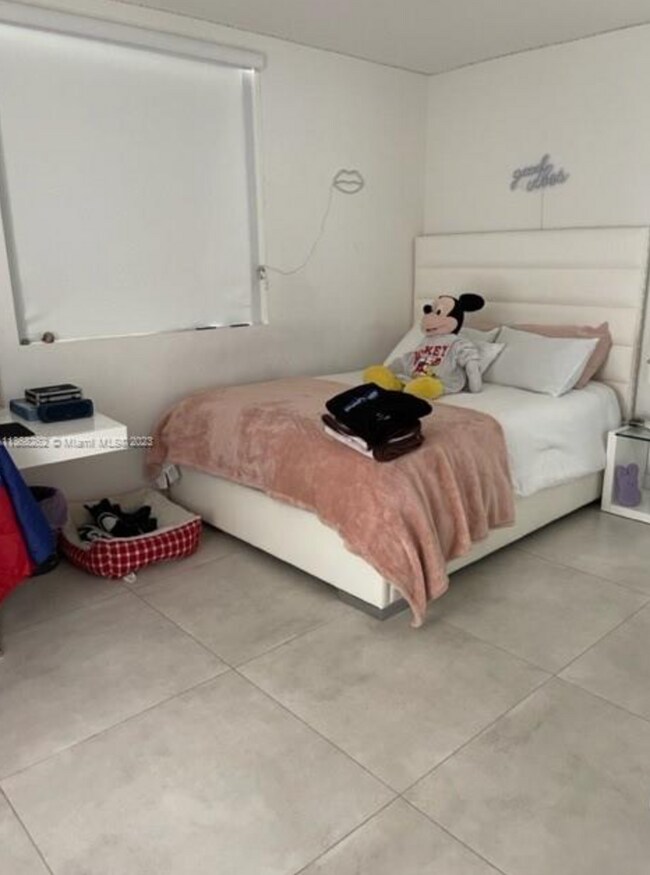 Building Photo - 10045 NW 76th Ter