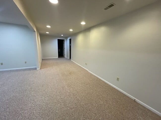 Building Photo - Spacious 3 bedroom/3 bath home