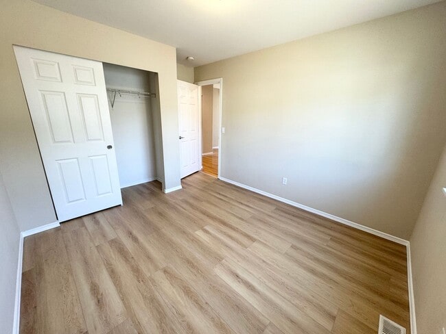 Building Photo - Spacious rambler 2 beds plus den