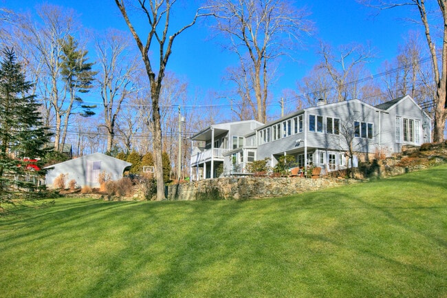 Building Photo - 562 Canoe Hill Rd