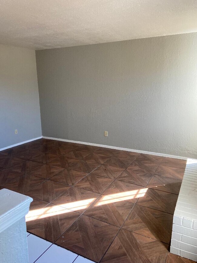 Building Photo - 2125 Beaumont Dr