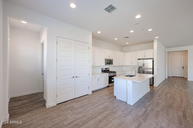 Building Photo - 7702 W Jackrabbit Ln
