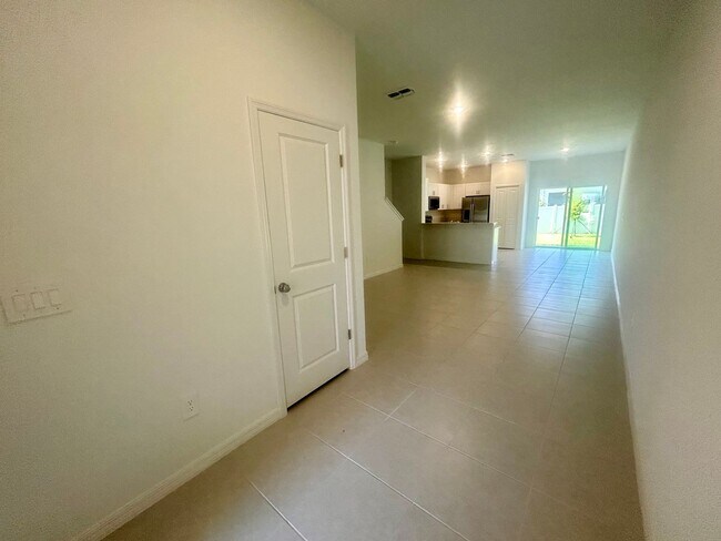 Building Photo - Stylish Townhome in the Heart of Ruskin – ...