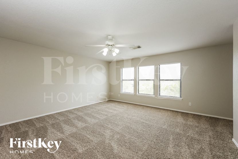 Building Photo - 5060 Viking Coral