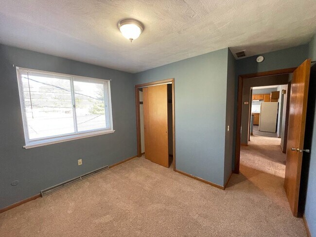 Building Photo - Two bedroom one bathroom apartment for rent