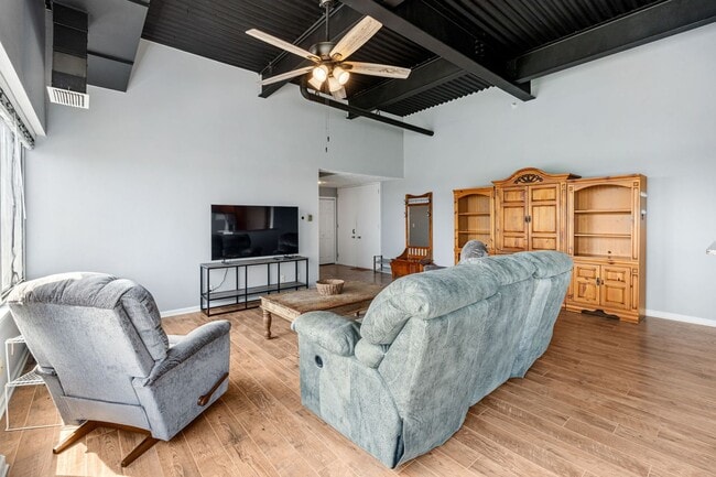 Building Photo - Breathtaking downtown East-facing, penthouse condo - FURNISHED!