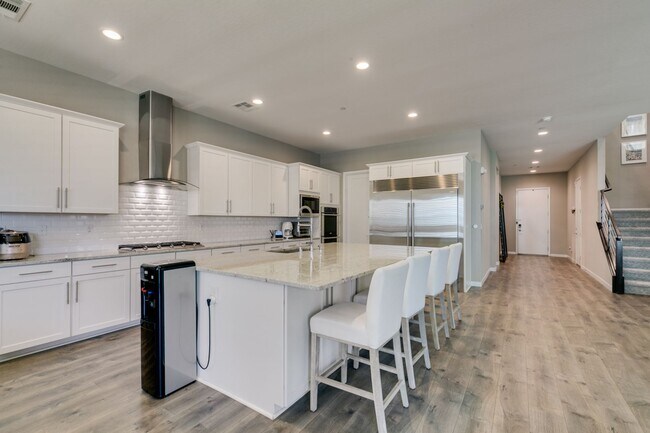 Building Photo - Luxury Rental with Mountain Views in Gated Henderson Community