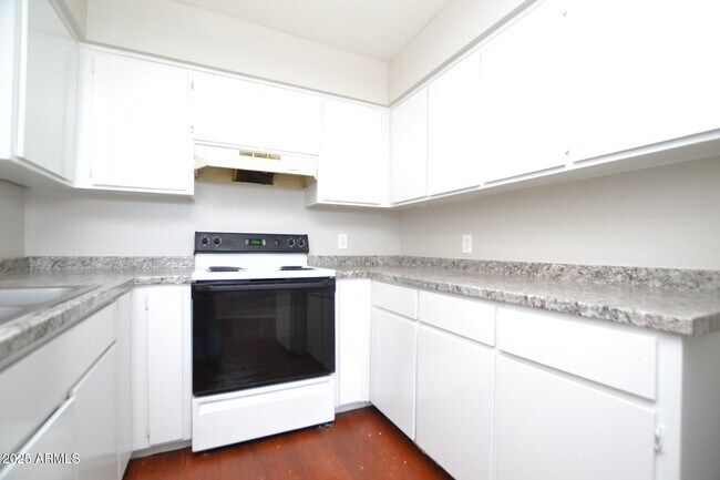 Building Photo - 1934 W Village Dr