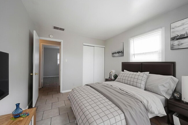 Building Photo - 3202 Wellington Ave