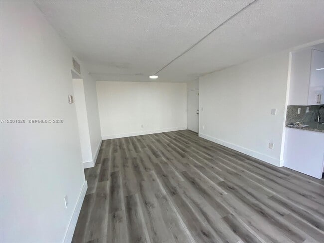 Building Photo - 9320 Fontainebleau Blvd