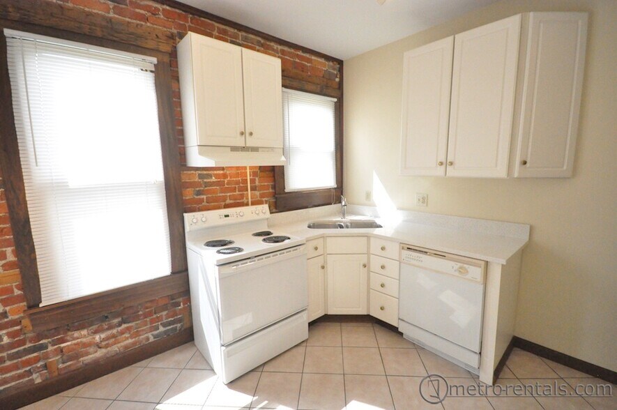 Kitchen - 39 E Russell St