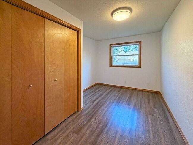 Building Photo - 24712 Parkside Dr