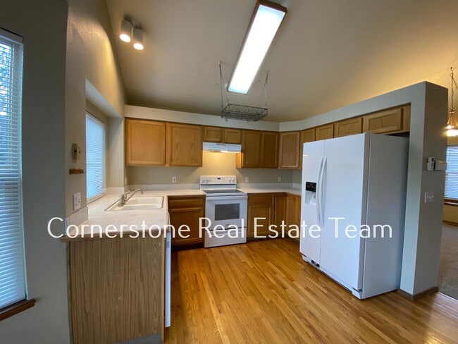 Building Photo - 1345 Coolcrest Dr