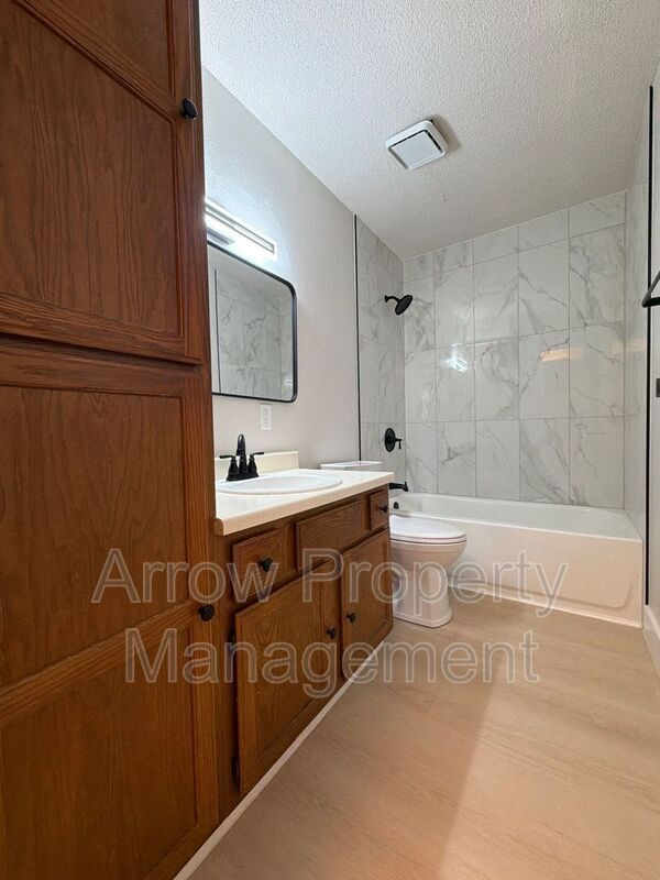 Building Photo - 515 W Saunders Ave