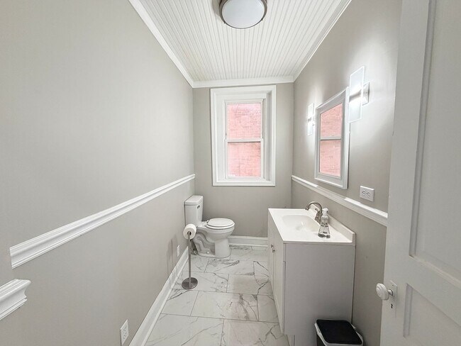 Building Photo - Huge 4 Bed and 2.5 Bath Home!