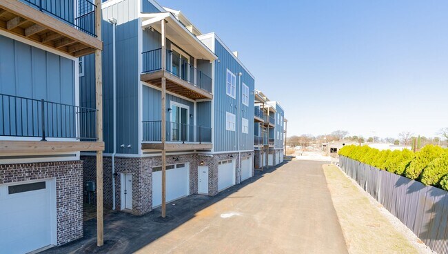 Building Photo - Modern 4 Bedroom Townhome in Southside Chattanooga