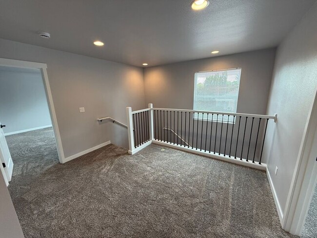 Building Photo - 875 Hickory St NE