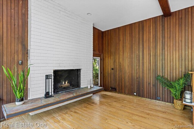 Building Photo - 3954 N Ellamae Rd
